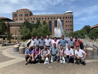 En una gira, Sánchez Granel y parte de su equipo de trabajo