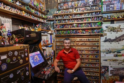 En una habitación de su casa Martín guarda toda su colección de billetes junto con cientos de muñecos