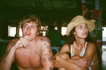 En una historia de Instagram, la protagonista de Algo terrible está a punto de suceder compartió una imagen junto a su novio, el productor musical Cole Bennett