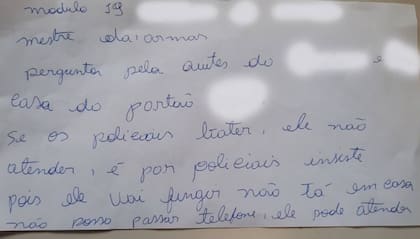 En una hoja en blanco que le brindó el cajero del banco, la chica escribió su dirección y dejó un par de indicaciones para la policía