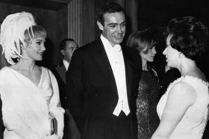 En una imagen de archivo tomada el 15 de febrero de 1965, el actor británico Sean Connery (C) y su entonces esposa, la actriz estadounidense Diane Cilento (L), se presentan a la Princesa Margaret durante la Royal Film Performance de "Lord Jim".