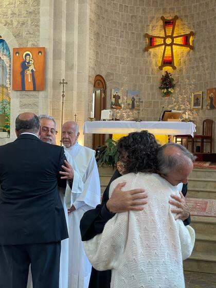 En una imagen de esa misa se lo puede ver a Manzur y Samira, la hija de Manzur, donde él se pudo abrazar con una representante del Opus Dei.