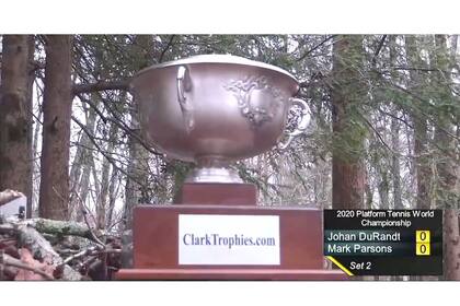 En una imagen de Harry Cicma Productions, el trofeo para un evento anunciado como el "Campeonato Mundial de Tenis de Plataforma 2020" que se emitió en ESPN3