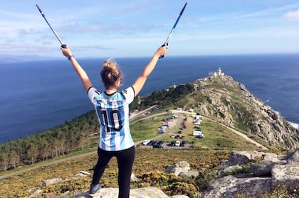 En una imagen más reciente, Candelaria, su hija mayor, haciendo el Camino de los Faros, en la Coruña, Galicia.