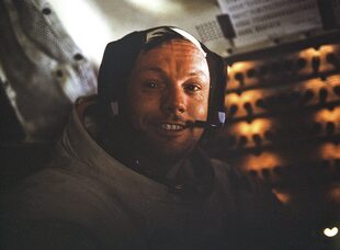 En una imagen proporcionada por la NASA, el comandante de la misión del Apolo 11, Neil Armstrong, dentro del Módulo Lunar "Águila" después de su paseo en la superficie de la luna el 20 de julio de 1969
