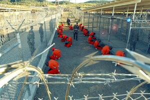 Las fotos secretas del Pentágono de los primeros prisioneros de Guantánamo