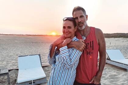 En una instantánea junto a Ariel Polaco, su novio desde hace seis años, con quien empezó a convivir durante la cuarentena. “Ahora estamos enfocados en cuidar esa llamita que nos unió a capa y espada”, revela.