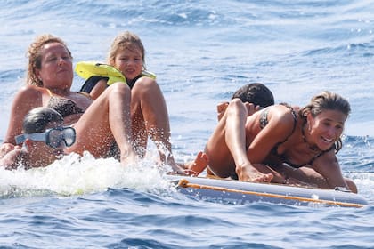 En una jornada a puro mar y sol, Natalia Simeone se divierte sobre una tabla con su hijo Francisco, su sobrina Valentina y su cuñada Carla.