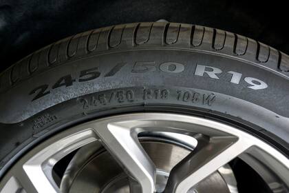 En una llanta cuya medida es 215/60 R16, el número “215″ hace referencia al ancho de la llanta en milímetros