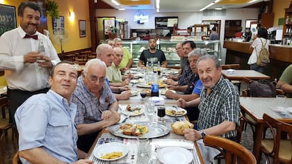 Clientes degustando las nuevas milanesas.