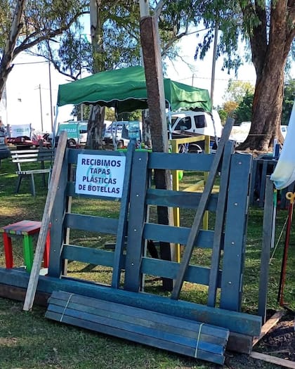 En una muestra, donde la empresa pide tapas plásticas de botellas