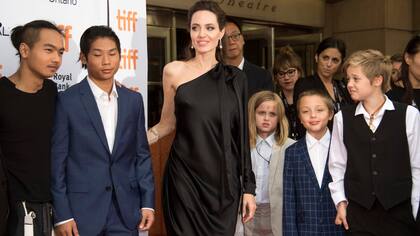En una nueva presencia en el festival de Toronto, Angelina Jolie junto a todos sus hijos