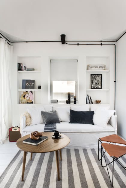 En una obra de Guadalupe Domínguez, sofá (Casa The Stock). Mesa baja y banquitos (Good Luck Casa). Alfombra (Elementos Argentinos).