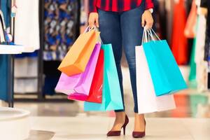 Sally Gardner, escritora: “Mi adicción a las compras se apoderó de mi vida y ahora me doy cuenta de qué la causó”