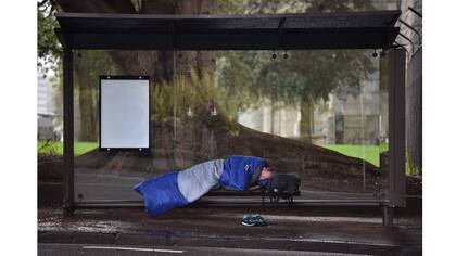 En una parada de ómnibus cerca del puerto de Sidney