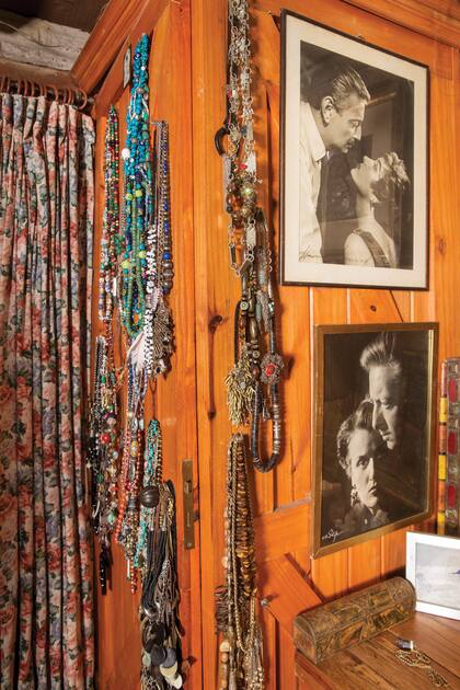 En una pared, atesora su colección de collares y las fotos más emblemáticas de sus padres, José Cibrián y Ana María Campoy.
