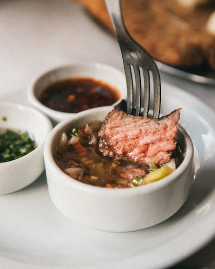 En una parrilla nunca faltan el chimichurri y la salsa criolla