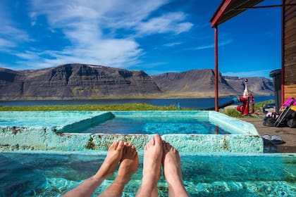 En una pileta termal natural en los Fiordos del Oeste de Islandia. Estas piscinas se pueden encontrar alrededor de todo el país.