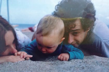 En una playa de Chile, Gustavo y Cecilia con su hijo Benito, a los pocos meses de su nacimiento