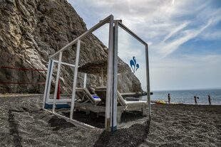 En una playa en Grecia utilizan paneles de plexiglás para evitar el contagio de coronavirus