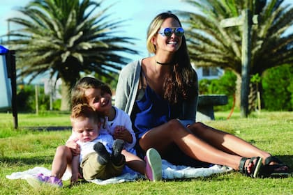 En una postal llena de ternura, Daniela disfruta de una tarde de juegos en la plaza de José Ignacio junto a sus herederos. Antes de volver a “La Colorada”, pasaron por la heladería ubicada a pocos metros de ahí.