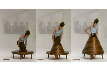 En una presentación del diseñador Hussein Chalayan, una modelo transformó una mesa de café de madera en vestido