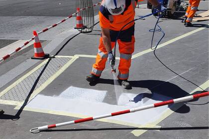 En una prueba piloto en París, se observó una diferencia de 10°C entre una parte cubierta con pintura reflectante y el asfalto original.