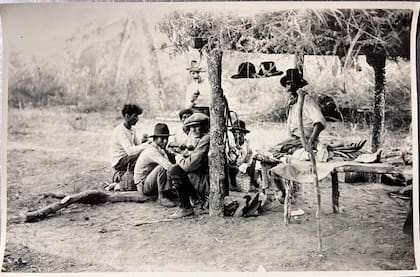 En una “ramadita” del monte se ve a los trabajadores mateando.