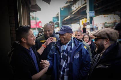 En una reciente entrevista, Adams defendió sus políticas de inmigración: “Debemos proteger a los niños y garantizar orden en las calles”