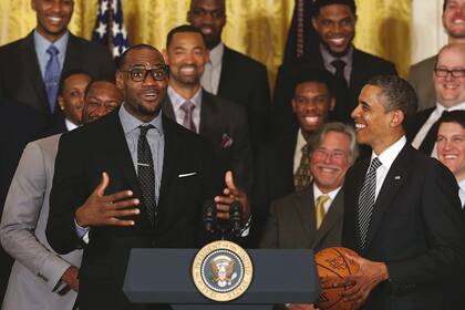 LeBron James en la Casa Blanca junto a Barack Obama, luego de ganar un campeonato de la NBA.