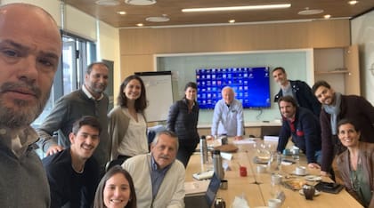 En una reunión de trabajo en la empresa que él, junto a dos socios, formó.
