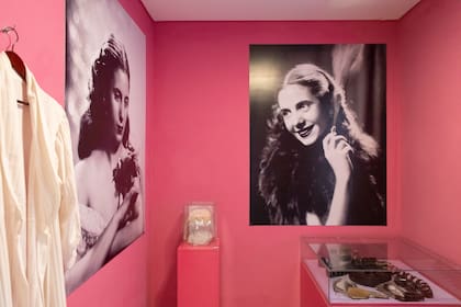 En una sala se exponen objetos que pertenecieron a Eva Perón