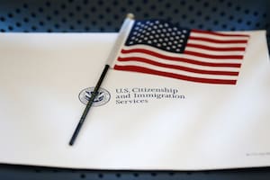 Green card sin salir de EE.UU.: el DHS retrocede pero sigue la confusión