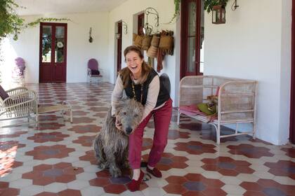 “En una sociedad que funciona, cada uno puede aportar su granito de arena con aquello que le toca el alma. En mi caso, son los animales. Los veo muy vulnerables”, dice ella. En la foto, con Ceibo, un lobero irlandés.