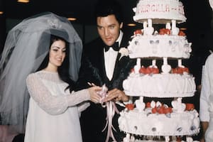 En una suite de Las Vegas, Priscilla Beaulieu se casa con Elvis Presley, el 1° de mayo de 1967