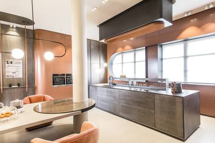 En una superficie amplia se pensó un espacio funcional con muebles con puertas de piso a techo y cajones profundos