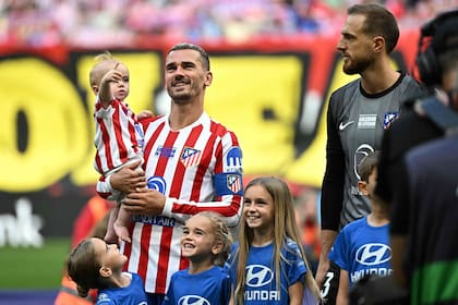 En una tarde especial, Antoine Griezmann ingresó al campo junto a su cuatro hijos: Shai en brazos y Alba, Amaro y Mía a su lado.
