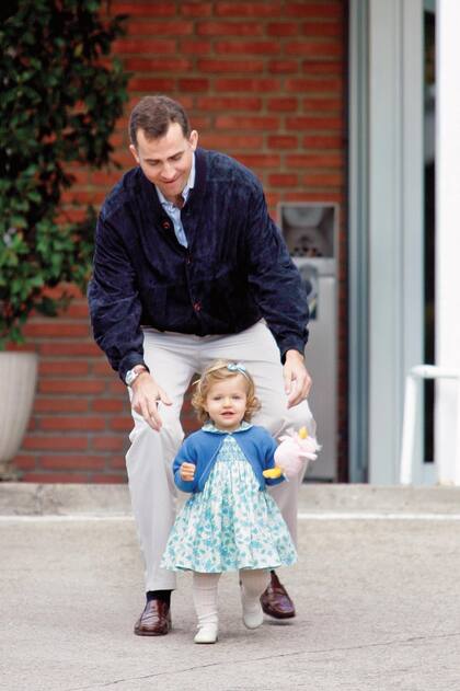 En una
tierna fotografía
tomada el 29 de
abril de 2007
junto a su padre,
Felipe, quien
por entonces
era príncipe
de Asturias
y ella, una
beba, dando
sus primeros
pasos