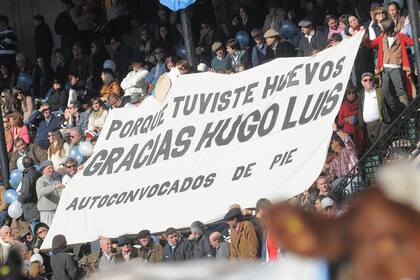 En una tribuna de Palermo, un cartel agradeció a Biolcati por su gestión como titular de la SRA