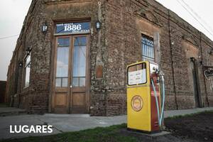 En una vieja esquina de ladrillo a la vista y aberturas originales funciona el restó 1886, frente a la iglesia.
