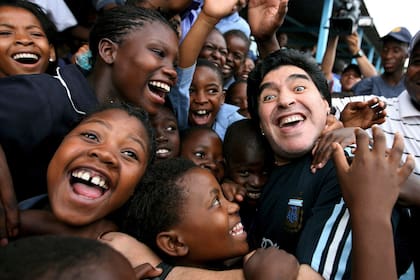 En una visita a Sudáfrica en enero de 2010, Maradona recibió a estudiantes
