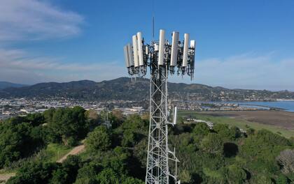 En una vista aérea, una torre celular se encuentra en la cima de una colina el 18 de enero de 2022 en Larkspur, California.