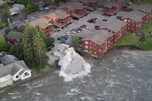El increíble derrumbe de una casa que terminó cayendo a un río en Alaska