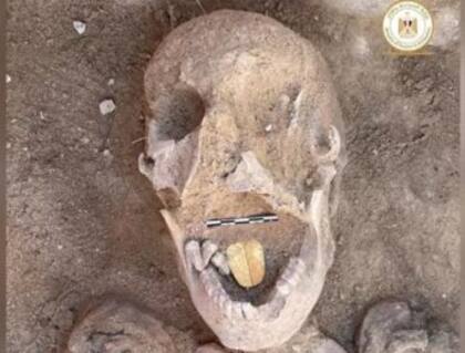 En una zona recién descubierta en Quesna, arqueólogos hallaron momias con lenguas de oro