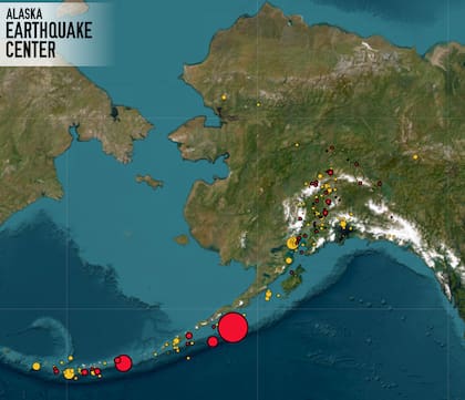 En Unalaska, 4100 residentes y turistas escalaron colinas para alcanzar los 15 metros de altura requeridos, mientras en Kodiak la Guardia Costera trasladó a su personal a zonas elevadas