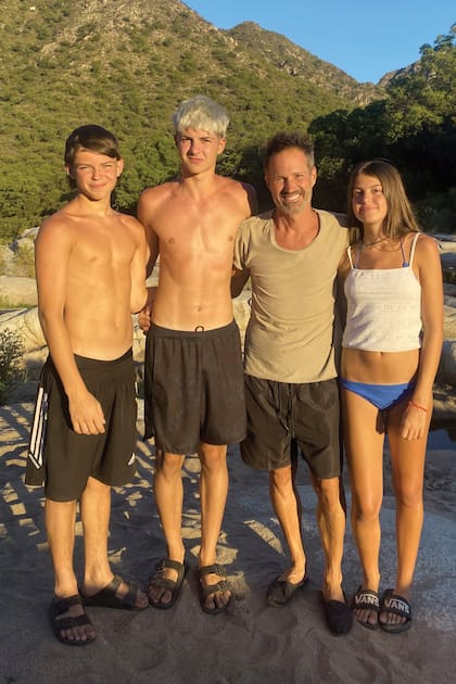 En unas vacaciones
en La Cumbre, con sus hijos Felipe, Letizia y
Alfonso, de su matrimonio con Cecilia Firpo;
hoy están separados.