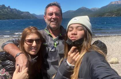 En unas vacaciones junto a su marido y a su hija.