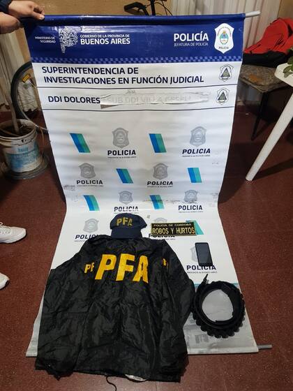 En uno de los allanamiento se secuestró una campera con la sigla PFA que los delincuentes habrían usado para simular operativos policiales