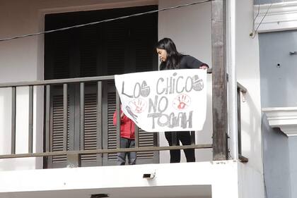 En uno de los balcones frente a la fiscalía, también colocaron carteles pidiendo por Loan