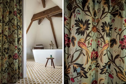 En uno de los baños de las casas de alquiler, se eligió un diseño de bañadera bien contemporáneo que contrastara con la construcción antigua. La cortina bordada es una reliquia.